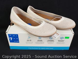 2 Women's Dearfoam's Cream Loafers S:7