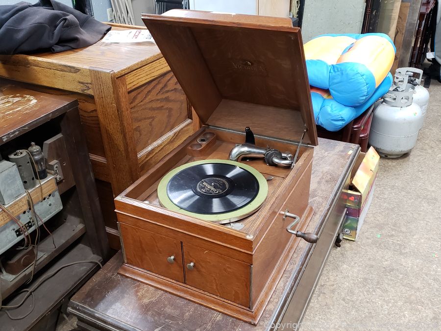 SAS Phonographs, Tools, Furniture Online Auction