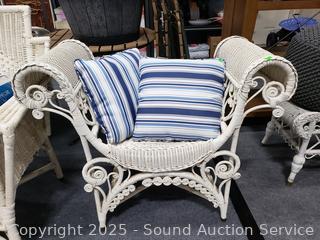 Victorian White Wicker Photographers Bench w/2 Throw Pillows 