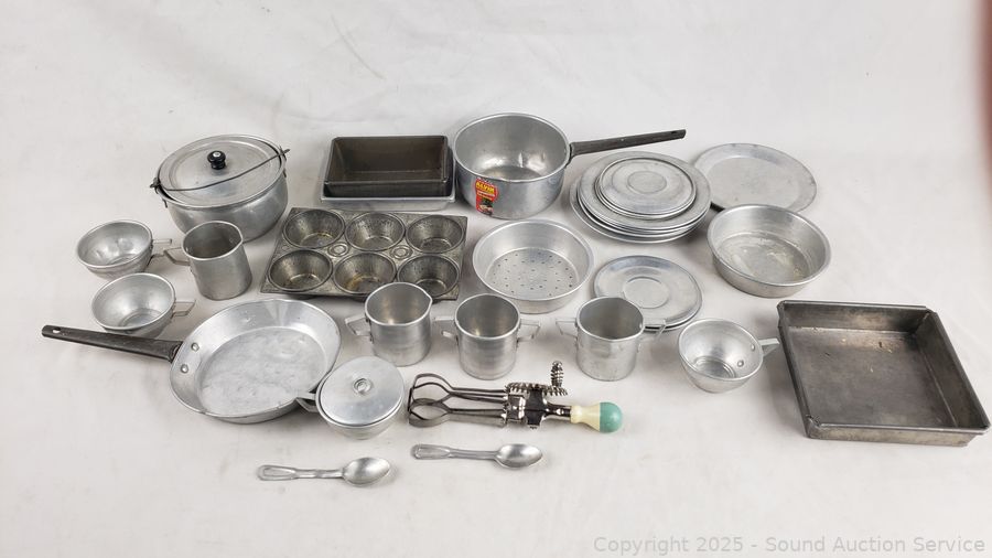 SAS Christmas Décor, Antiques, Dolls Online Auction