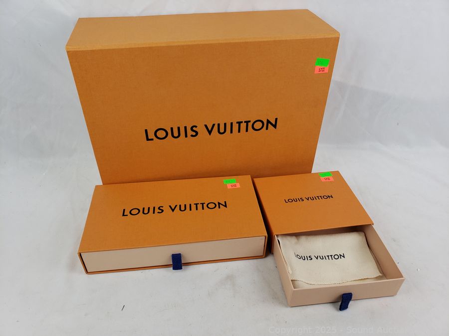 SAS Christmas Décor, Antiques, Dolls Online Auction