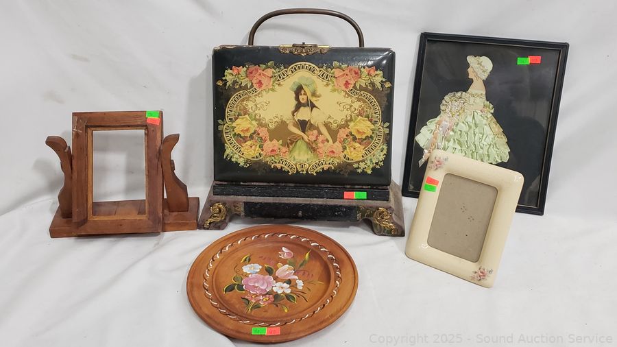 SAS Christmas Décor, Antiques, Dolls Online Auction