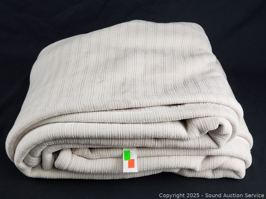 SAS Christmas Décor, Antiques, Dolls Online Auction