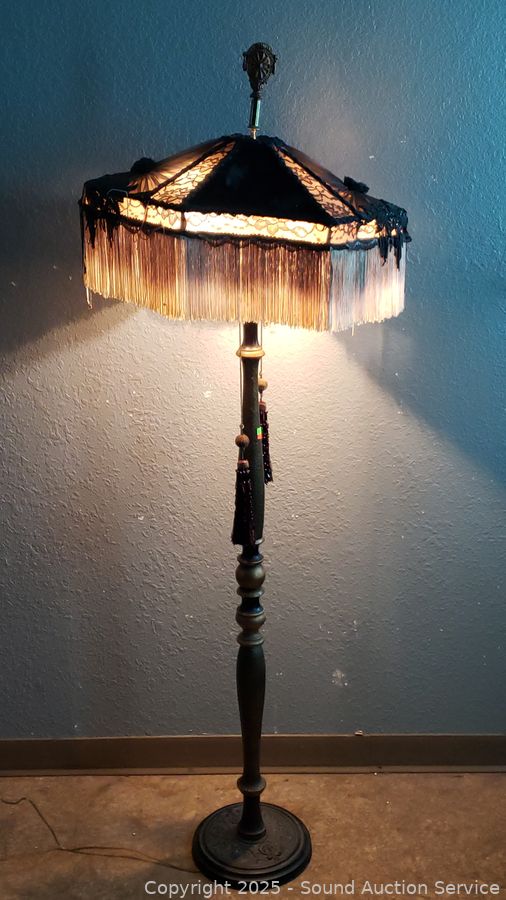 SAS Christmas Décor, Antiques, Dolls Online Auction