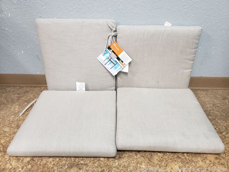 SAS Christmas Décor, Antiques, Dolls Online Auction