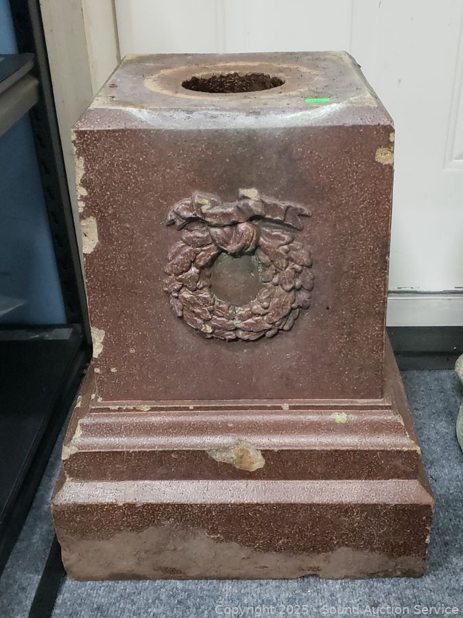 SAS Christmas Décor, Antiques, Dolls Online Auction