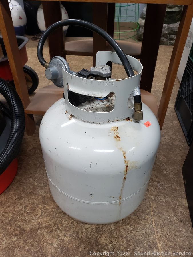 SAS Cub Cadet Lawn Tractor, Reloading Online Auction