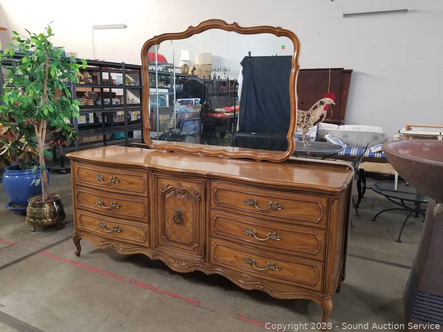 Thomasville vanity dressing outlet table