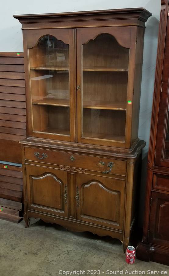 Vintage bassett 2024 china cabinet