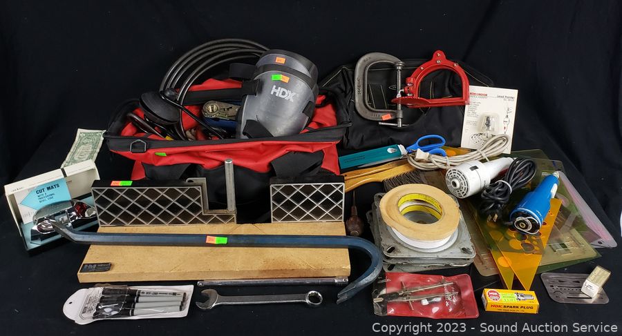 Sound Auction Service - Auction: 06/05/18 Multi-Consignment Auction ITEM:  Black & Decker Bullseye Laser Level & Sensor