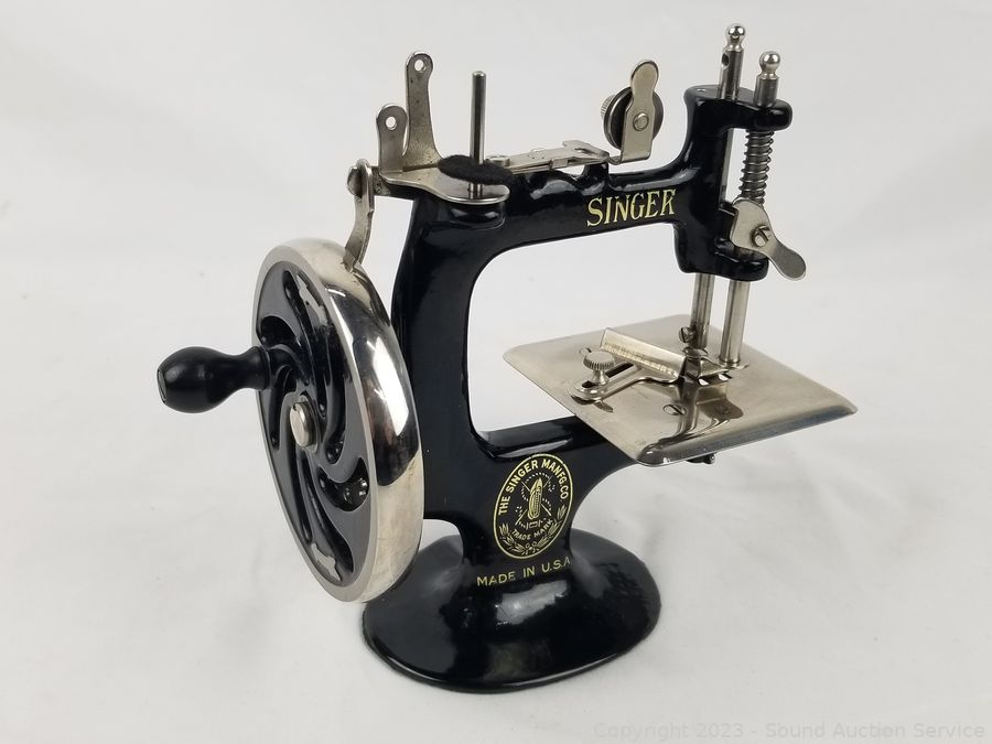 Sound Auction Service - Auction: 07/22/22 Antiques, Collectibles, Household  Online Auction ITEM: Brother GX37 Sewing Machine w/Accessories