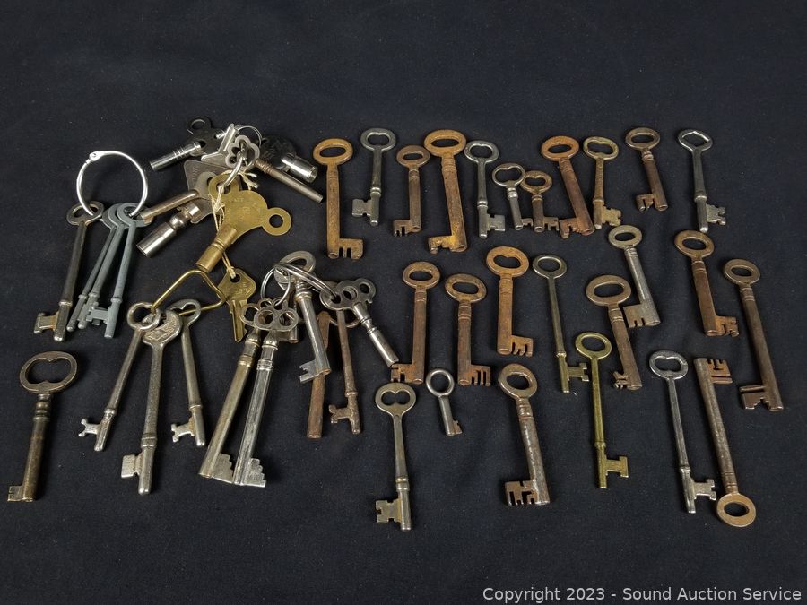 Lot of (20} old - vintage - antique keys