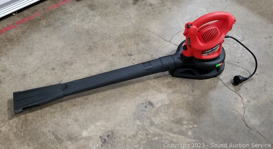 Sold at Auction: Black & Decker Leaf Hog Blower Vac