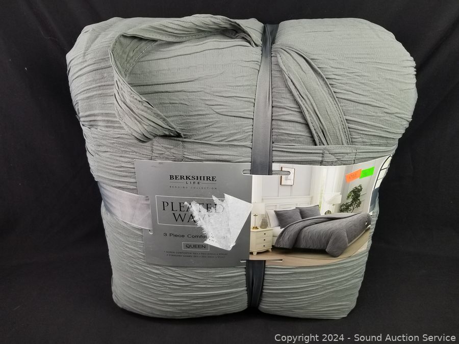Sound Auction Service - Auction: 03/02/24 SAS Multi-Consignment Online  Auction ITEM: Berkshire Life Gray Pleated Wave Queen Comforter Set