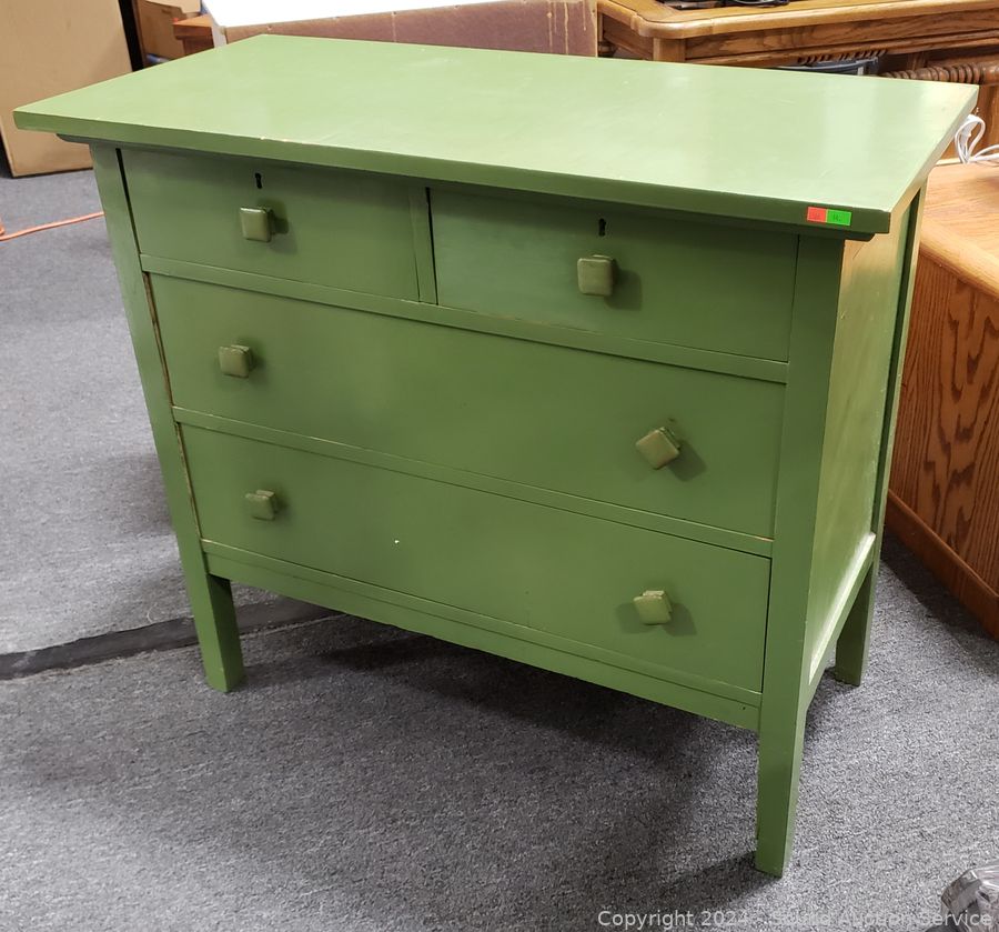01/09/25 SAS Collectibles, Furniture, Glassware Online Auction