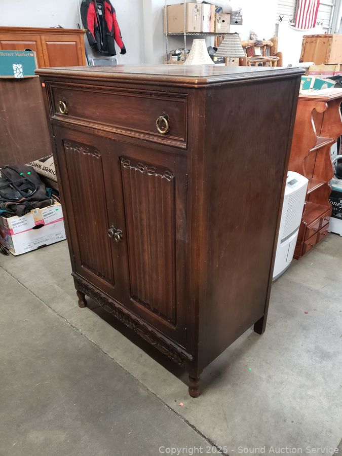 04/08/25 SAS Log Furniture, Sports Memorabilia Online Auction