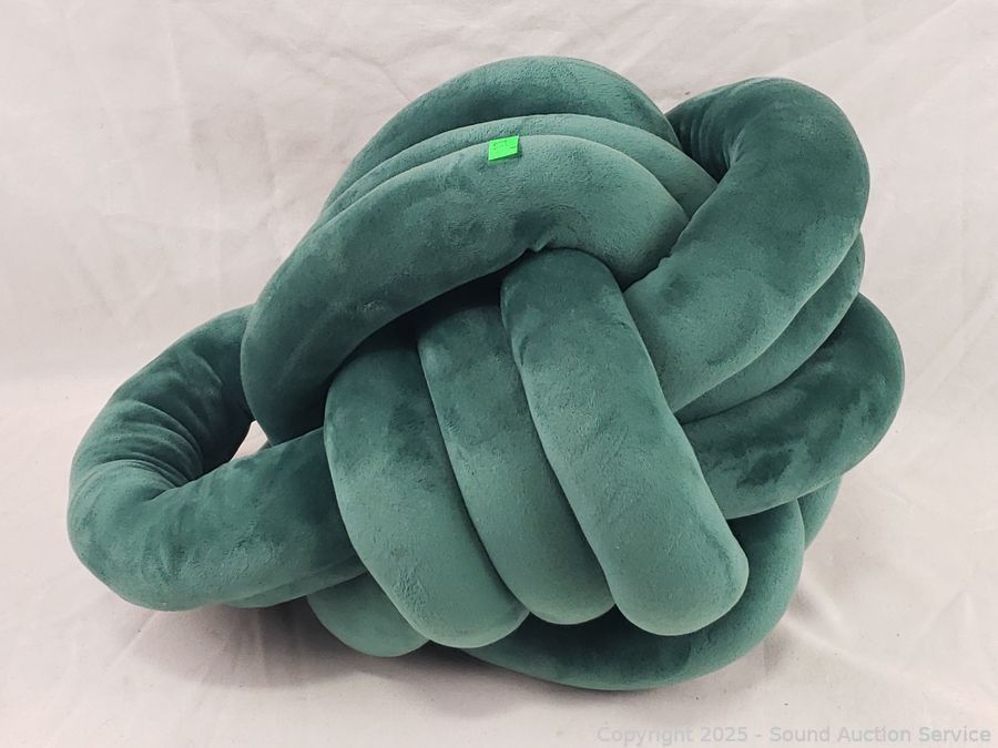 05/11/25 2010 VW New Beetle, Silverware Sets Online Auction