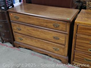 Bassett 3-Drawer Dresser 