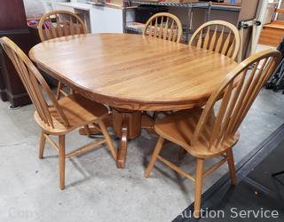Round Oak Dining Table w/5 Chairs & Leaf