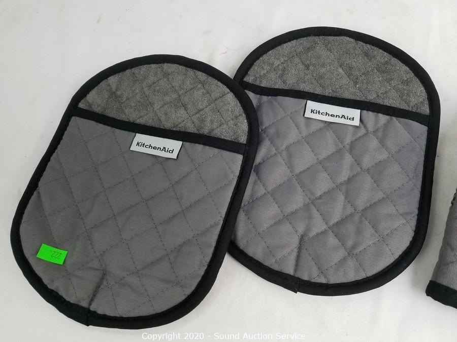 Sound Auction Service - Auction: 03/10/20 Allen, Shepard & Others Estate  Auction ITEM: 4pc KitchenAid Oven Mitts & Hot Pads