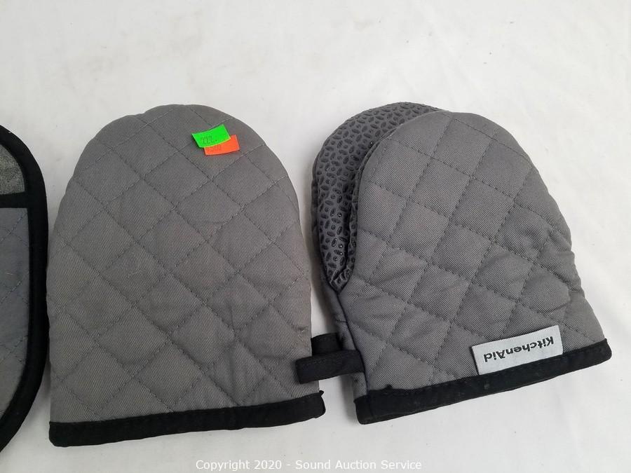 Sound Auction Service - Auction: 03/10/20 Allen, Shepard & Others Estate  Auction ITEM: 4pc KitchenAid Oven Mitts & Hot Pads