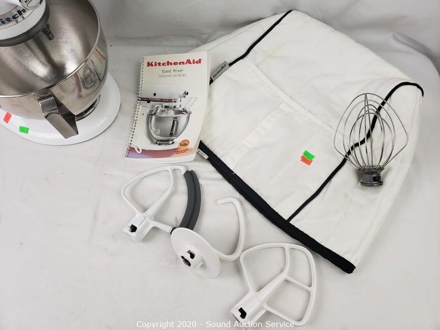 Sound Auction Service - Auction: 1/02/18 Something Old & New 2018 Auction  ITEM: KitchenAid Blender Base, Oven Mitts & Hand Towels