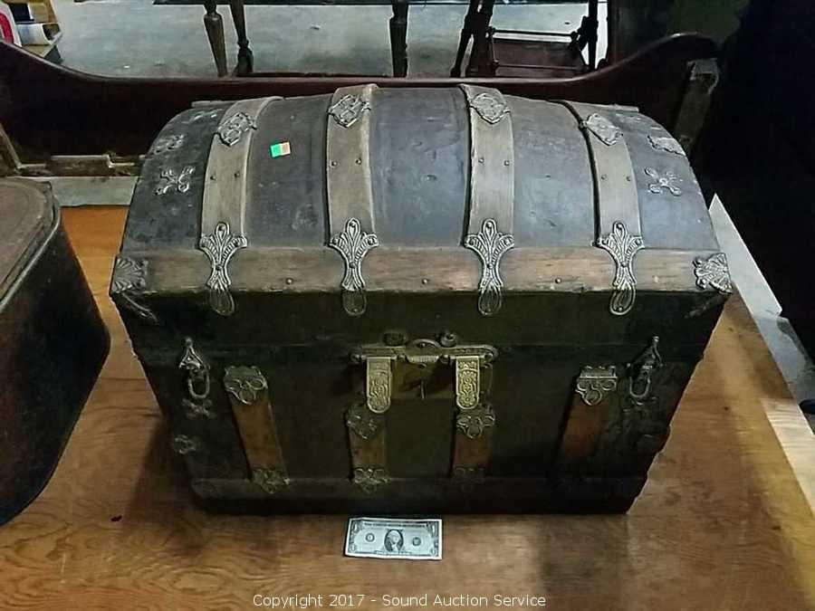 Vintage steamer trunk with interior tray; 14267-008 - R.H. Lee & Co.  Auctioneers