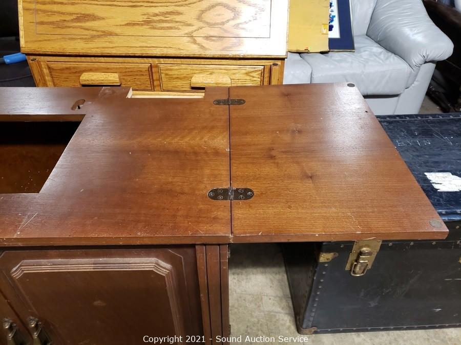 Sound Auction Service - Auction: 05/20/21 Dunaway, Field & Others Online  Auction ITEM: Vintage Singer Sewing Machine w/Mahogany Desk