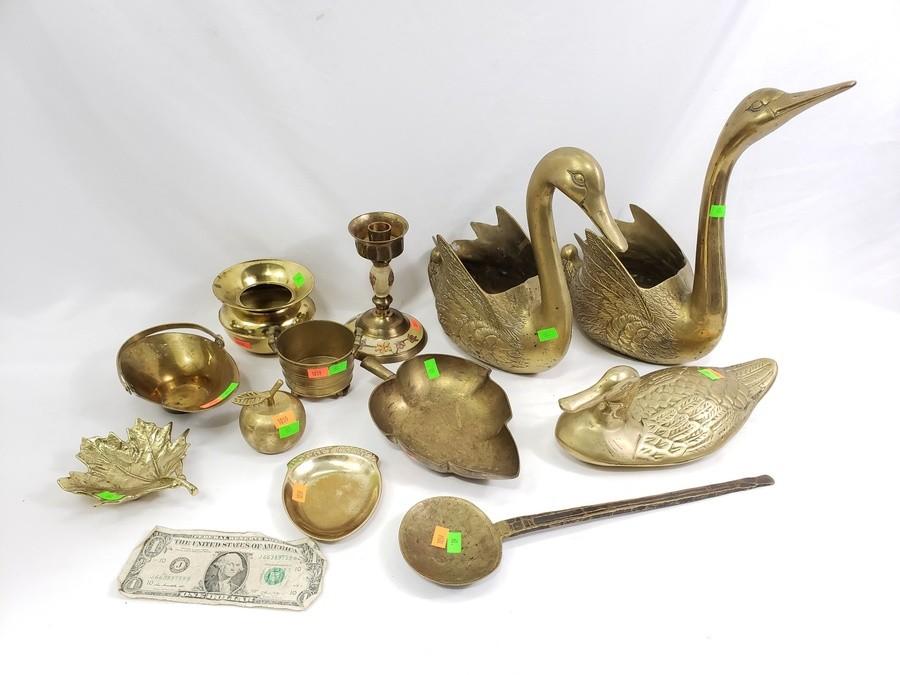 Sound Auction Service - Auction: 01/04/22 Holiday & Collectibles Online  Estate Auction ITEM: Assorted Brass Decor