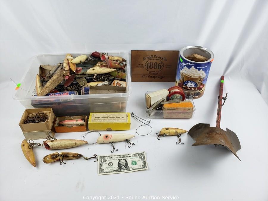 Sound Auction Service - Auction: 01/04/22 Holiday & Collectibles Online  Estate Auction ITEM: Assorted Vintage Fishing Plugs & Other Tackle