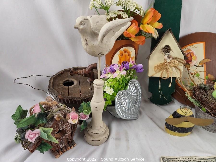 Sound Auction Service - Auction: 04/18/22 Assorted Home Decor & Household  Goods Online Auction ITEM: Wicker & Leather Fishing Creel w/Some Supplies