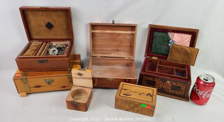 Old Wooden Jewelry Box. Small Box With Lid. Brown Box for Trinkets. 