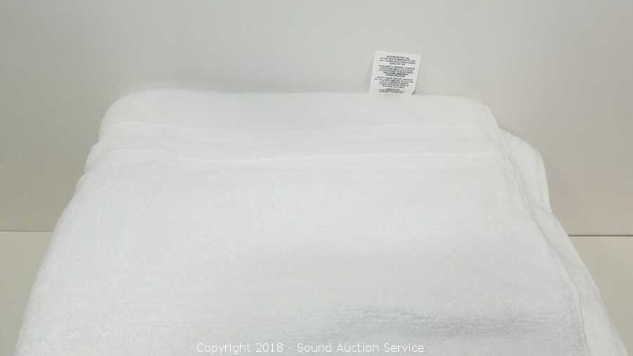 Sound Auction Service - Auction: 12/22/20 New & Used Store Returns Auction  ITEM: 2 Calvin Klein White Cotton Bath Towels