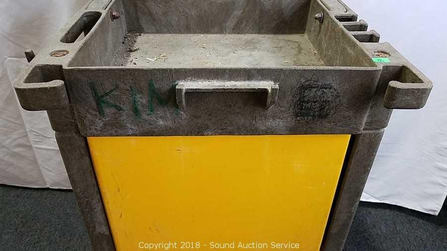 Sound Auction Service - Auction: 09/06/18 Snobar Estate Auction ITEM:  Rubbermaid Commercial Flat Mop System