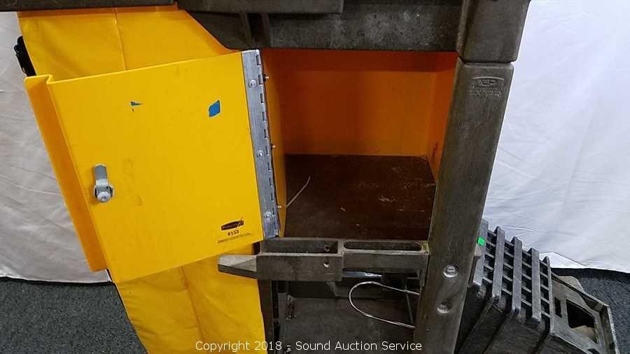 Sound Auction Service - Auction: 09/06/18 Snobar Estate Auction ITEM:  Rubbermaid Commercial Flat Mop System