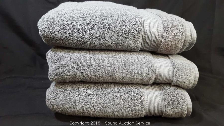 Sound Auction Service - Auction: 12/22/20 New & Used Store Returns Auction  ITEM: 2 Calvin Klein White Cotton Bath Towels