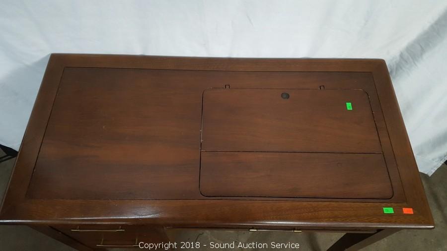 Sound Auction Service - Auction: 12/13/18 Fisher / Wilch Estate Auction ITEM:  Singer 640 Sewing Machine w/Cabinet