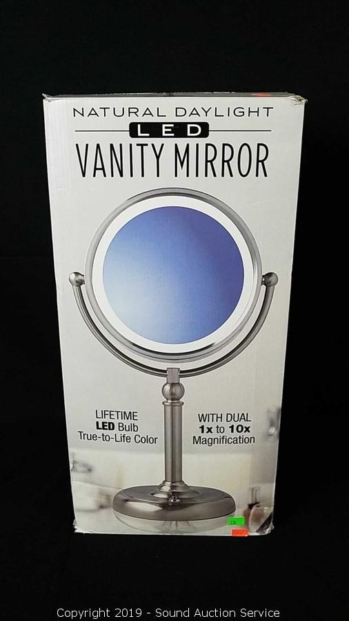 Natural daylight led vanity outlet mirror