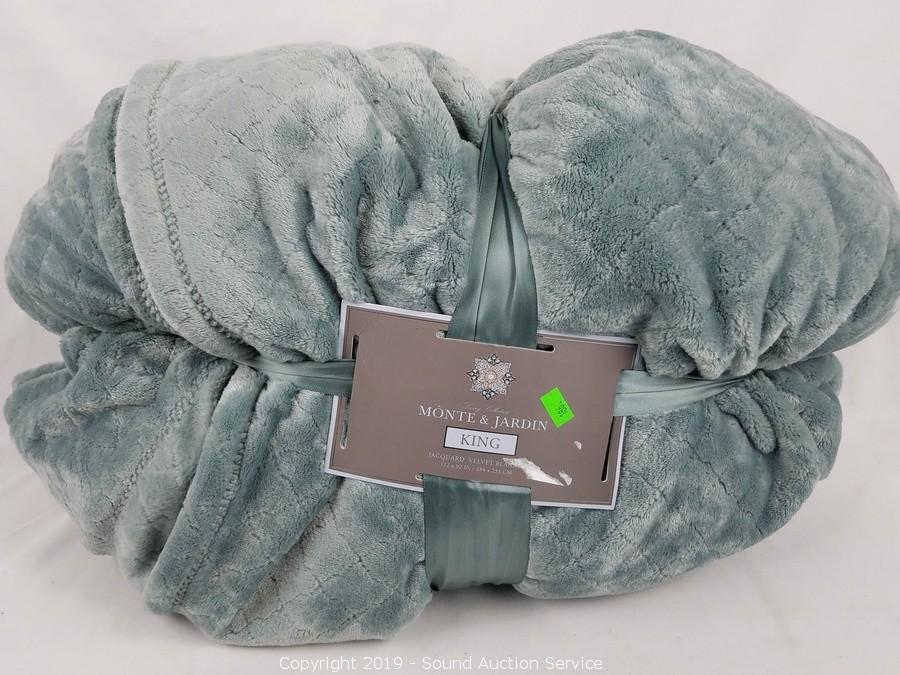 Monte & jardin jacquard best sale velvet blanket