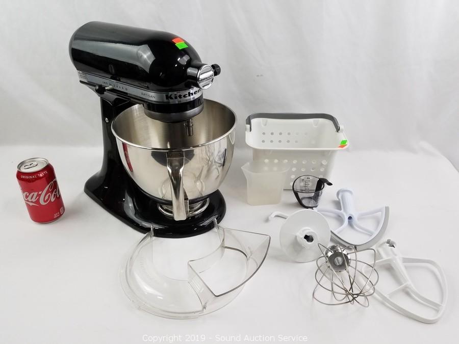 Sound Auction Service - Auction: 1/02/18 Something Old & New 2018 Auction  ITEM: KitchenAid Blender Base, Oven Mitts & Hand Towels