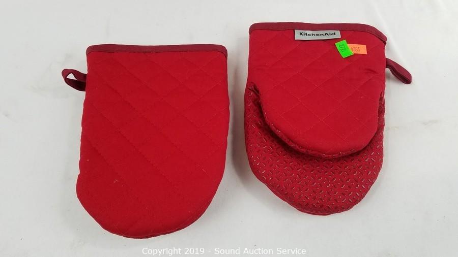 Sound Auction Service - Auction: 01/16/20 Household Essentials & More  Estate Auction ITEM: 4pc KitchenAid Mini Oven Mitts & Hot Pads